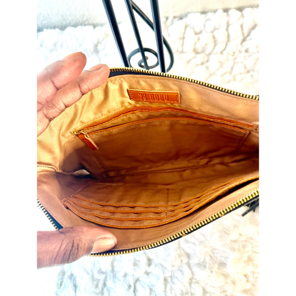 Hobo Wayfare wristlet in black pebbled leather with gold stars - Picture 4 of 6